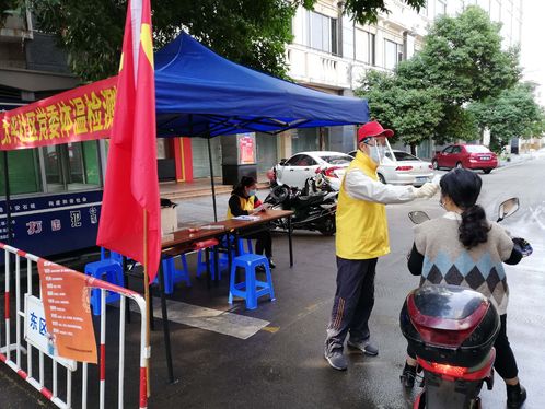 中山民进会员苏涌智在太平社区街头给市民测体温.jpg