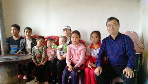 图为胡汉超（右一）在云南大关县走访贫困学生家庭.jpg