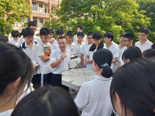 2、2021年9月29日，陈骏简在桂山中学开设日晷校本课程，传播中华传统文化。.jpg